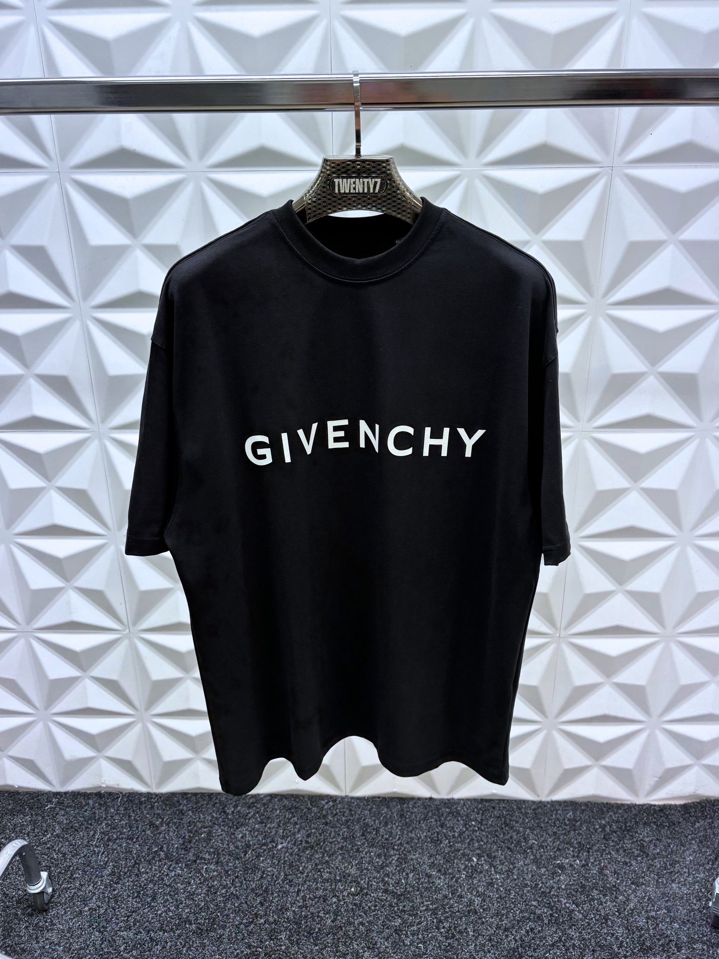 GIVENCHY