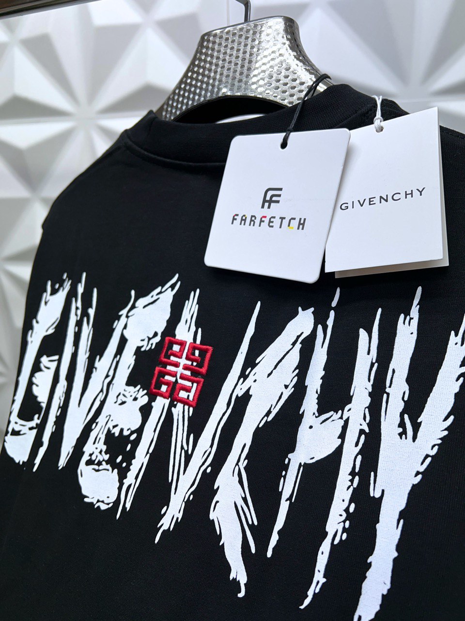 GIVENCHY