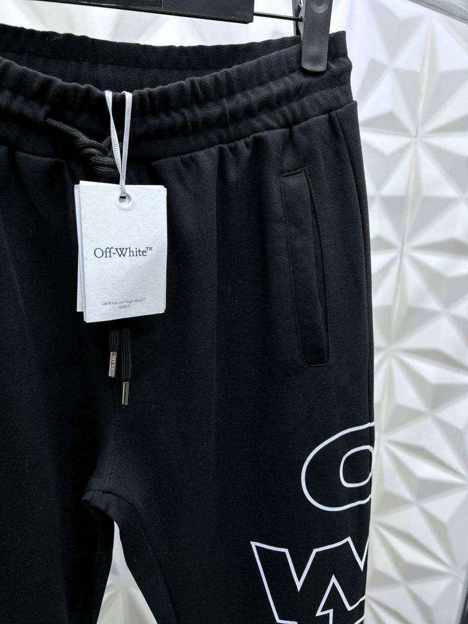 OFF WHITE