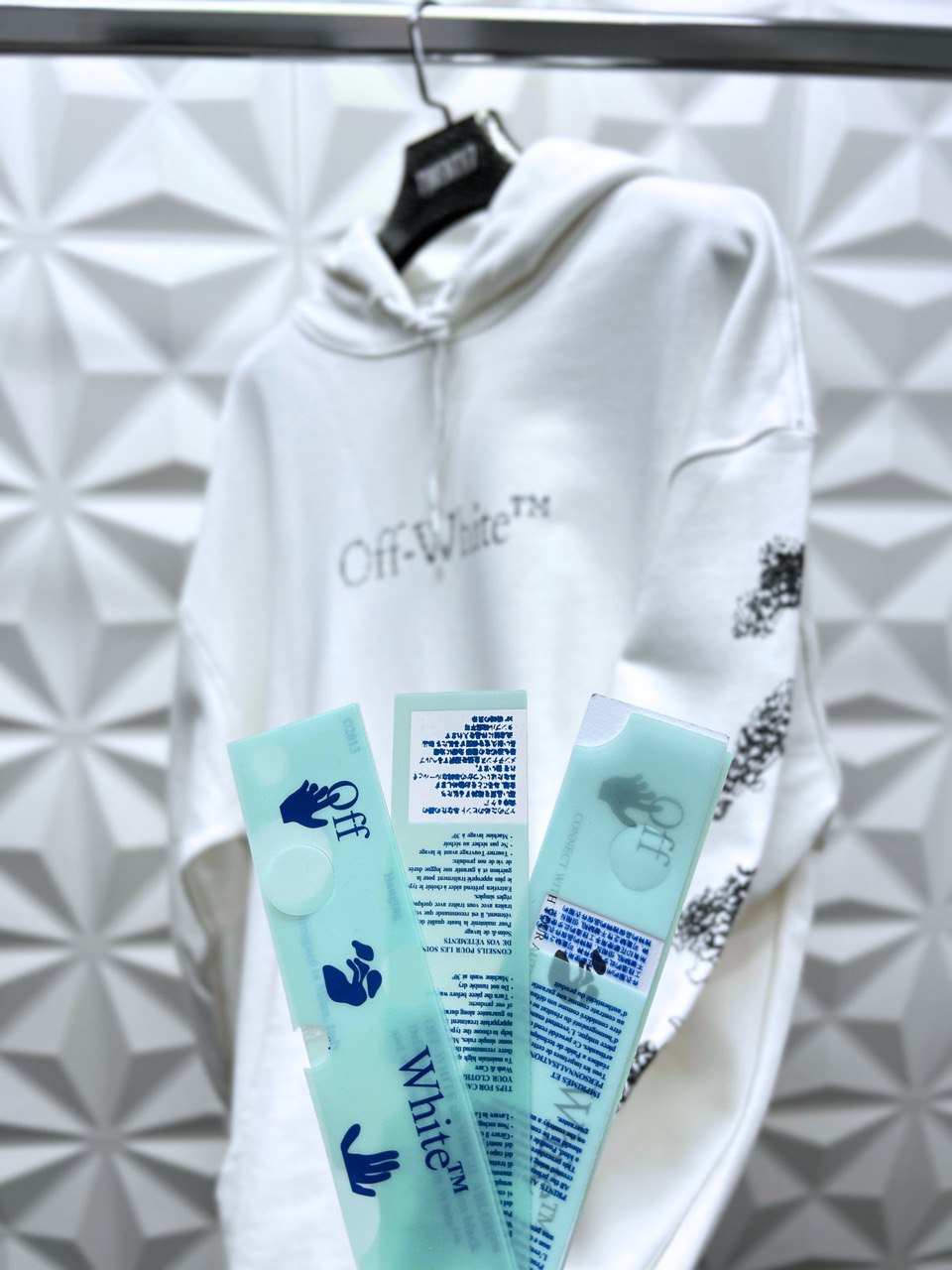 OFF WHITE